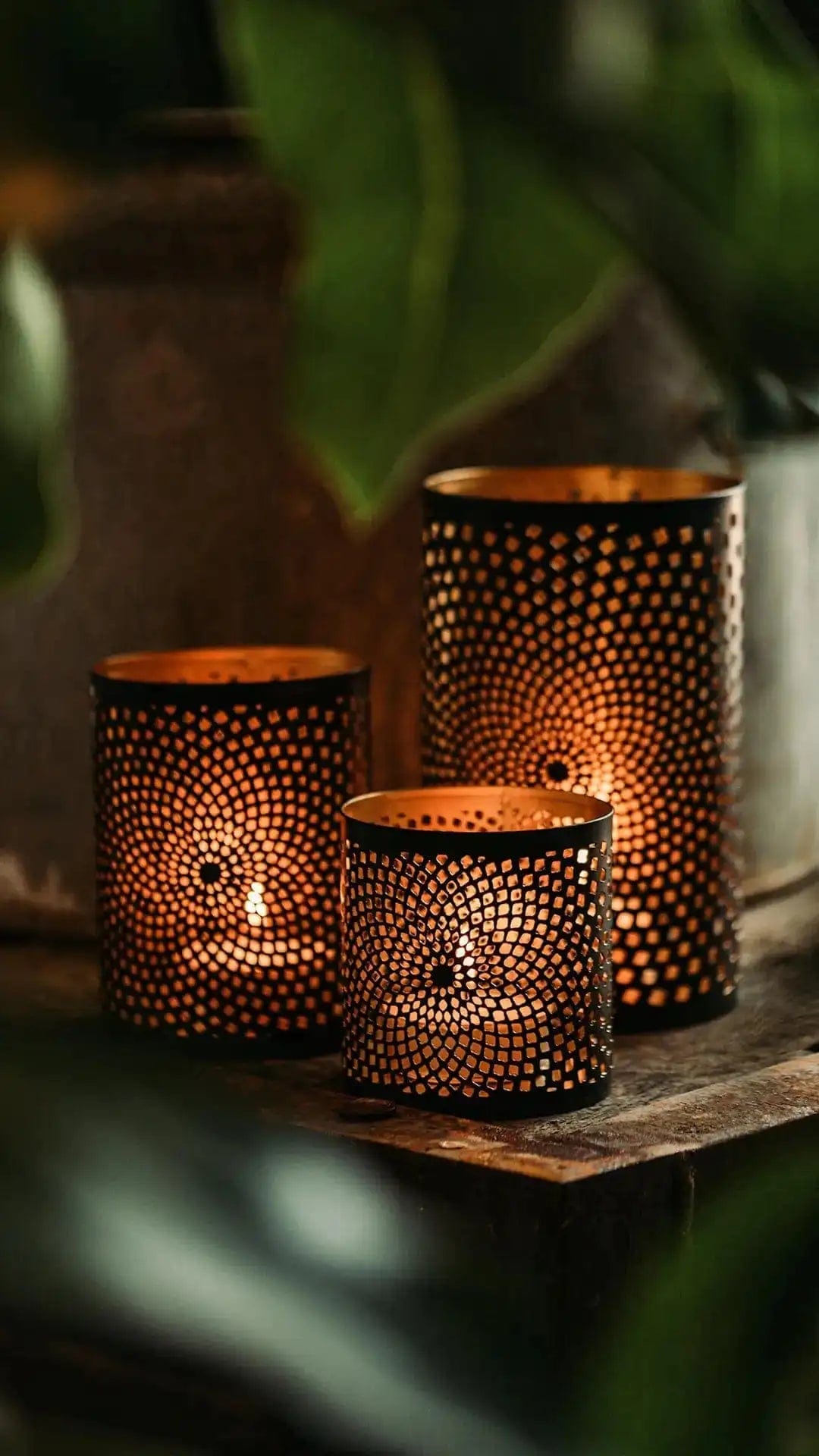 Set of 3 metal lanterns with geometric pattern for tables in 3 sizes