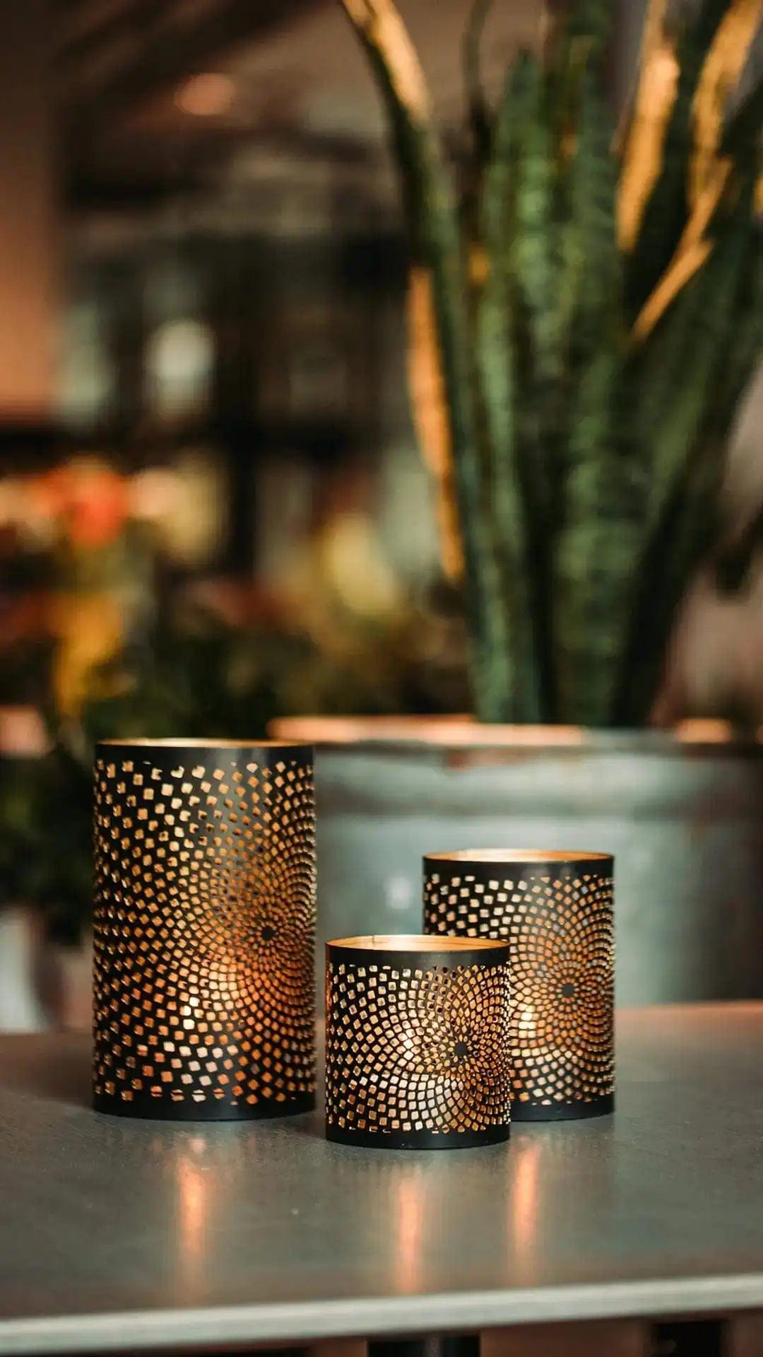 Set of 3 metal lanterns with geometric pattern for tables in 3 sizes