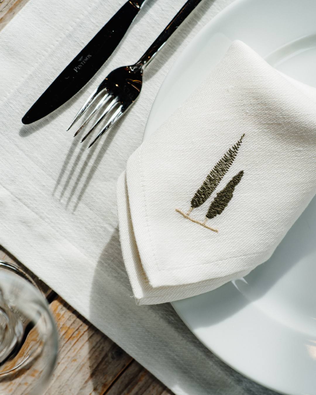 Cloth napkin white, embroidered with cypresses - 50Co/50Li Made in Italy