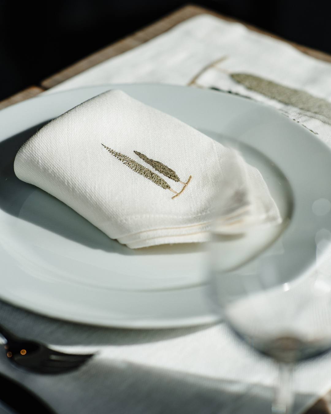 Cloth napkin white, embroidered with cypresses - 50Co/50Li Made in Italy