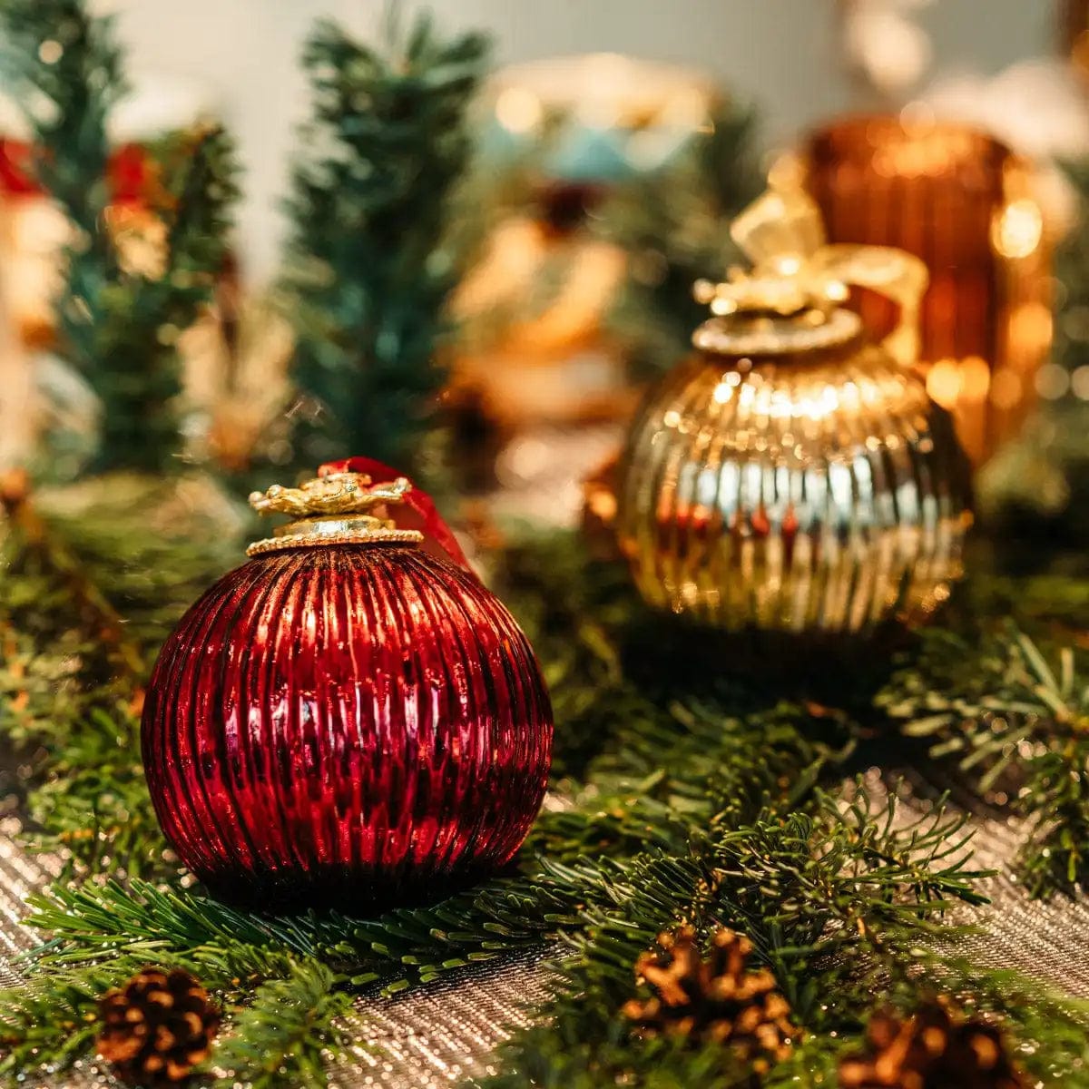 Decorative Christmas ball glass with crown in gold and red Ø 3.9"